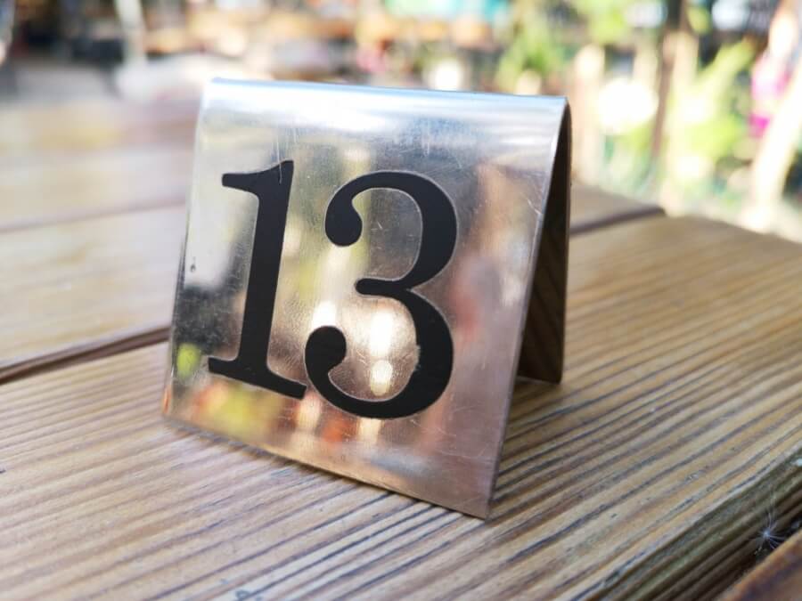Ein Schild mit der Nummer 13
