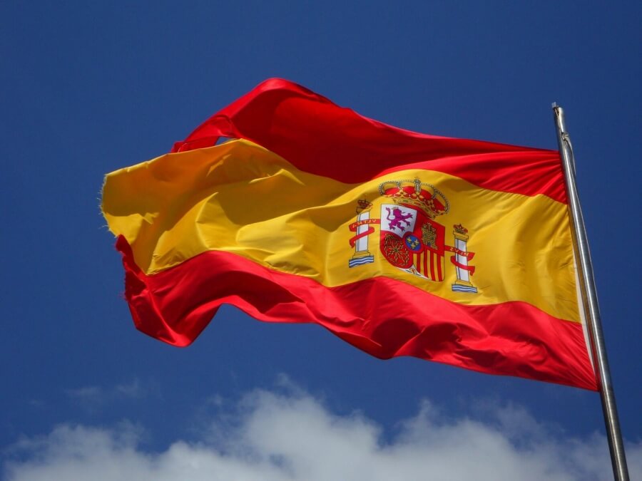 Die spanische Flagge weht im Wind
