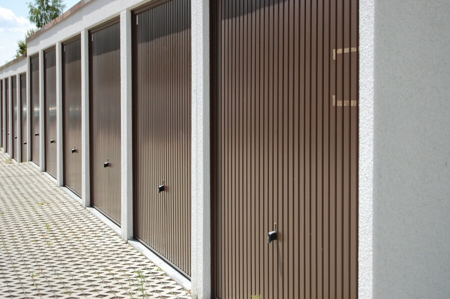 Garagen mit braunen Türen