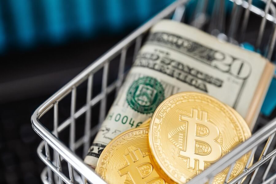 Bitcoin und US-Dollar in einem Einkaufswagen