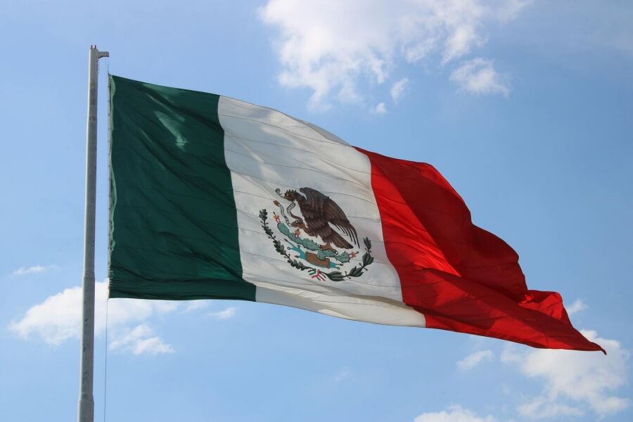 Die mexikanische Flagge flattert im Wind