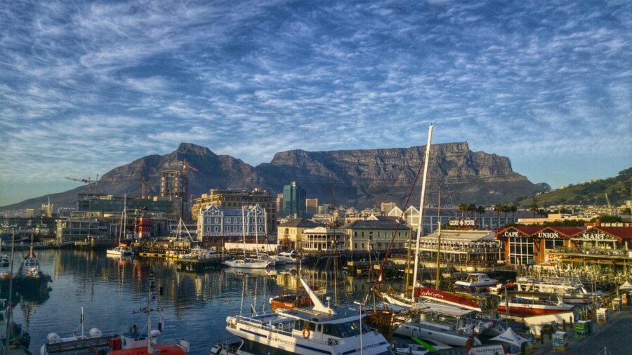 Blick vom Meer aus auf Kapstadt, im Hintergrund Berge