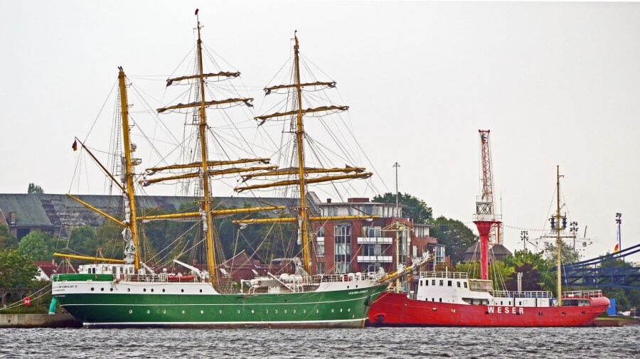 Ein Kutter und ein Segelschiff in Wilhelmshaven