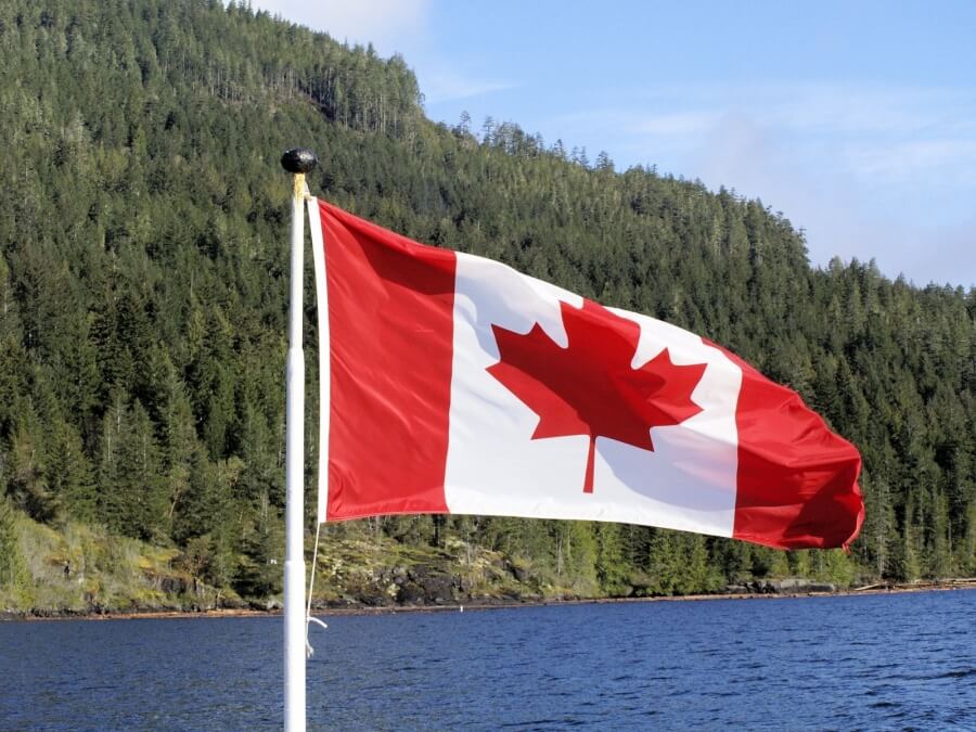 Die Flagge Kanadas weht an einem Fahnenmast