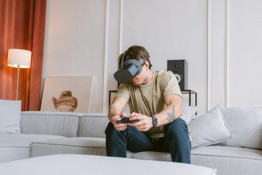 Ein Mann spielt ein Videospiel mit VR-Brille