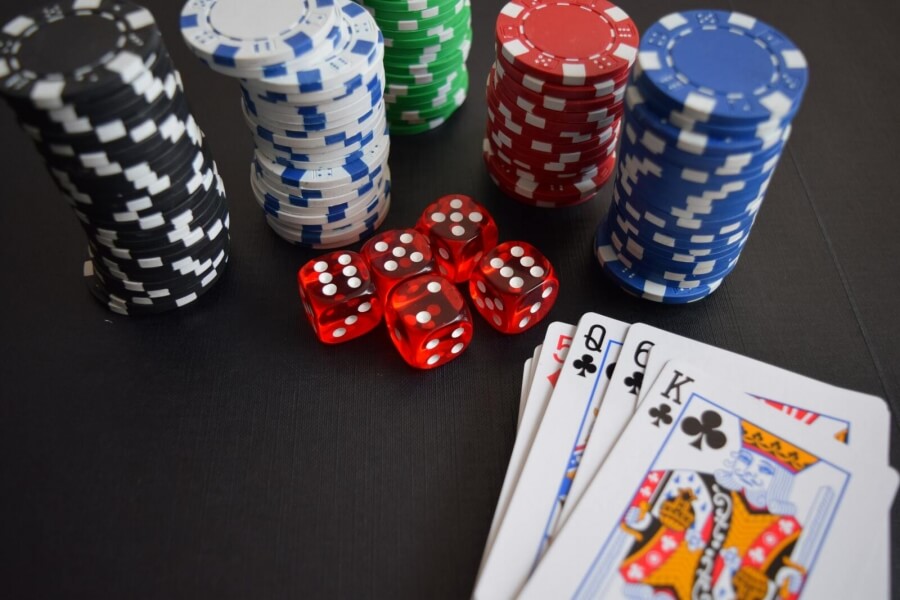 Pokerchips und Spielkarten