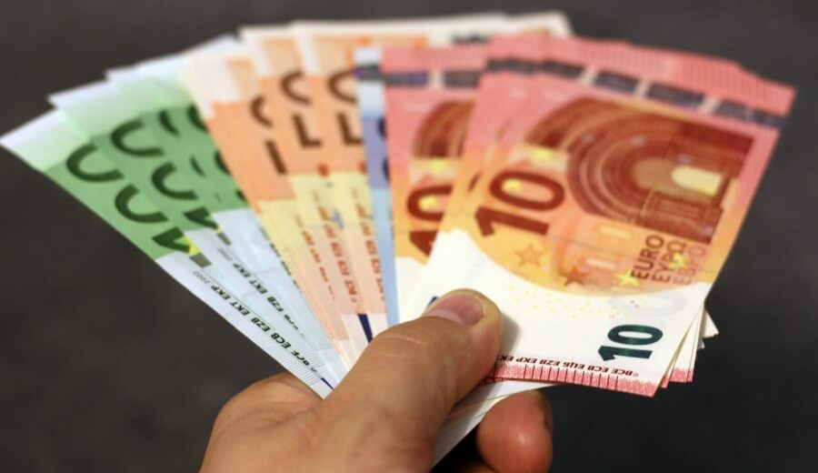 Eine Hand hält Euro-Scheine bereit