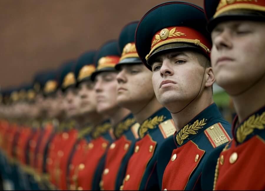 Russische Soldaten in Parade-Uniformen