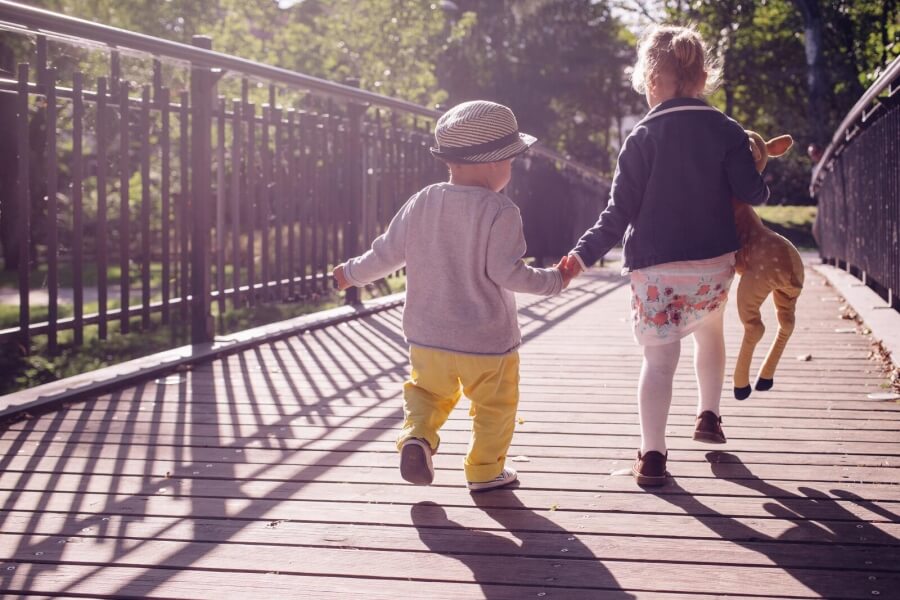Zwei Kinder laufen über eine Brücke