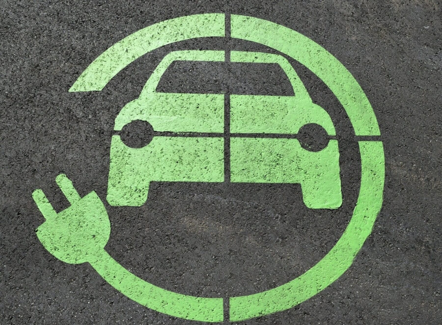 Symbol Elektromobilität auf einem Parkplatz