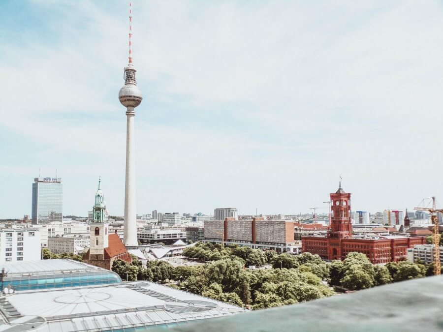 Berlin: Blick auf den Alexanderplatz, den Fernsehturm und das Rote Rathaus