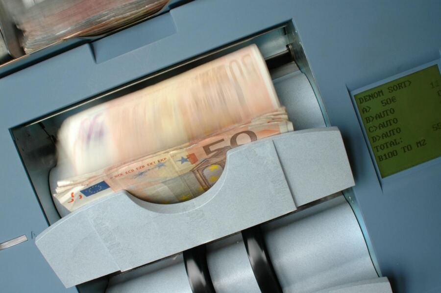 Ein Geldautomat gibt 50-Euro-Scheine aus