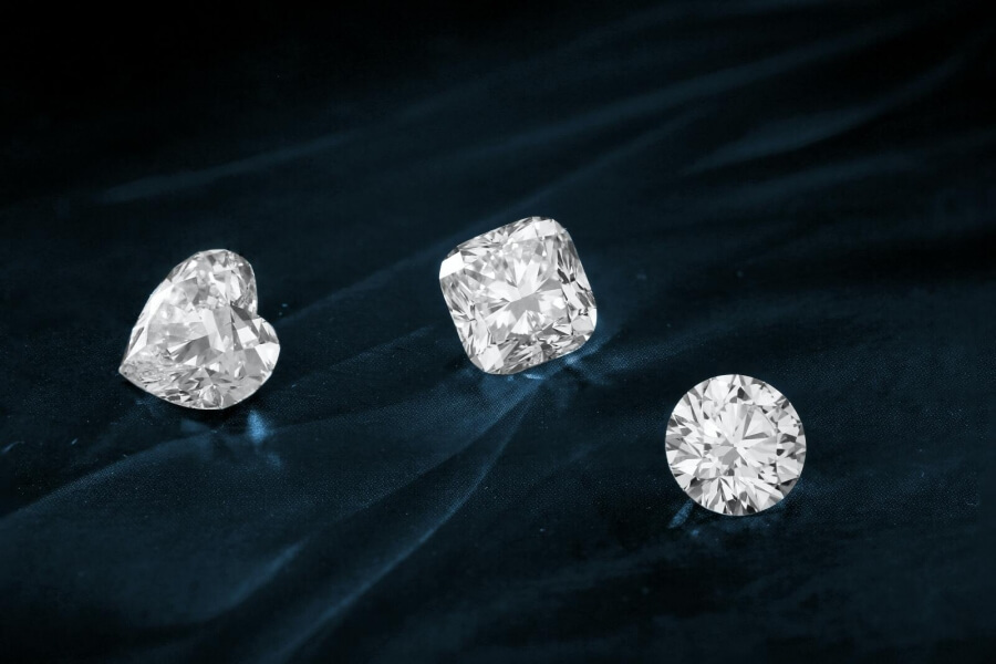 Drei Diamanten in Herz-Form, rund und quadratisch