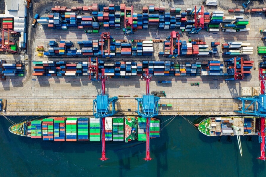 Ein Containerhafen, Vogelperspektive auf Containerschiff und Kräne