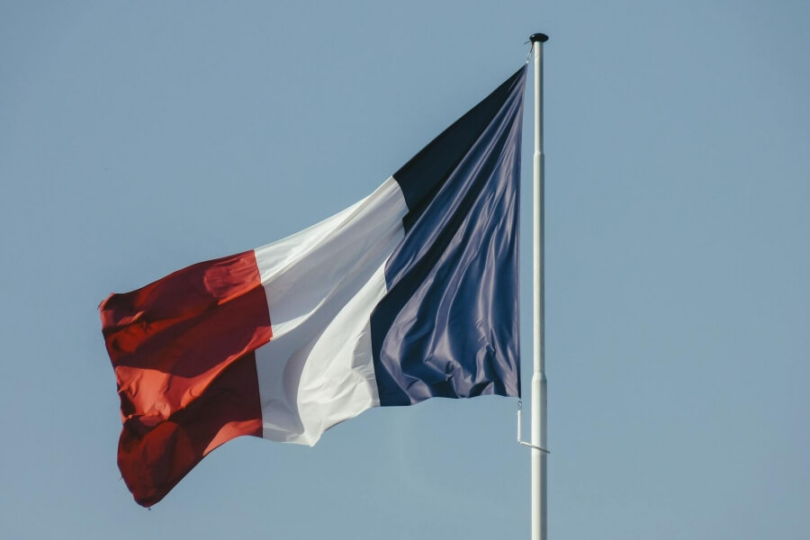 Eine französische Flagge an einem Fahnenmast