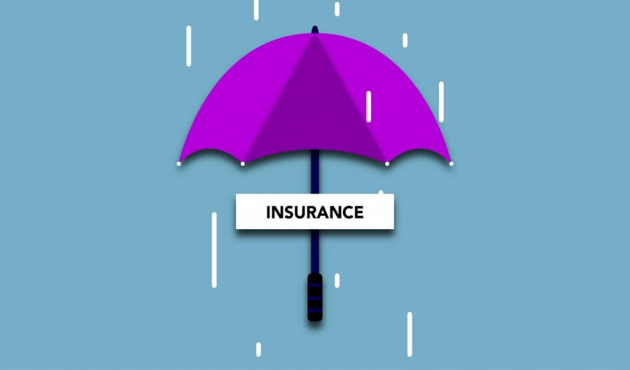 Symbolbild. Schriftzug Versicherung unter einem Regenschirm