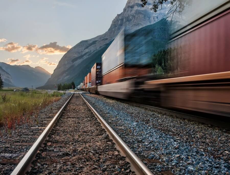 Ein Güterzug fährt durch eine bergige Landschaft