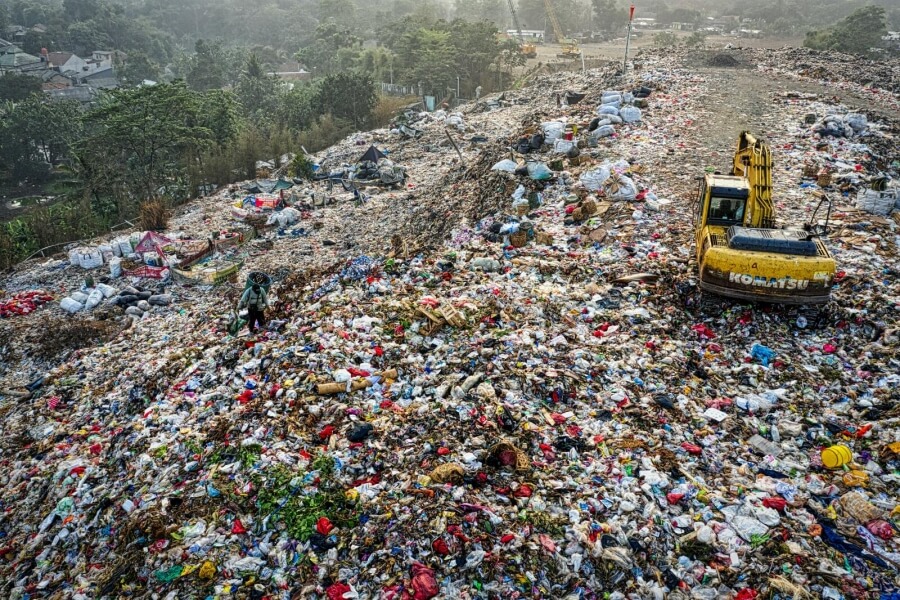 Ein Bagger auf einer Mülldeponie in Asien