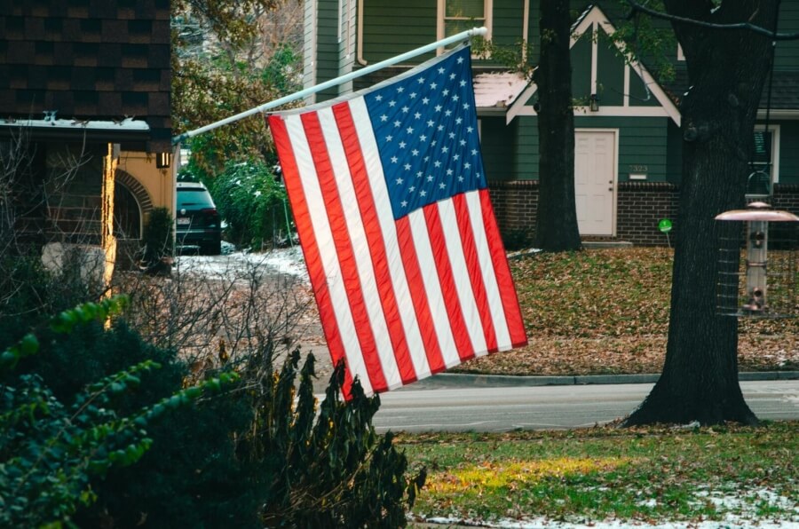 Eine US-Flagge hängt an einem Haus einer US-Vorstadt