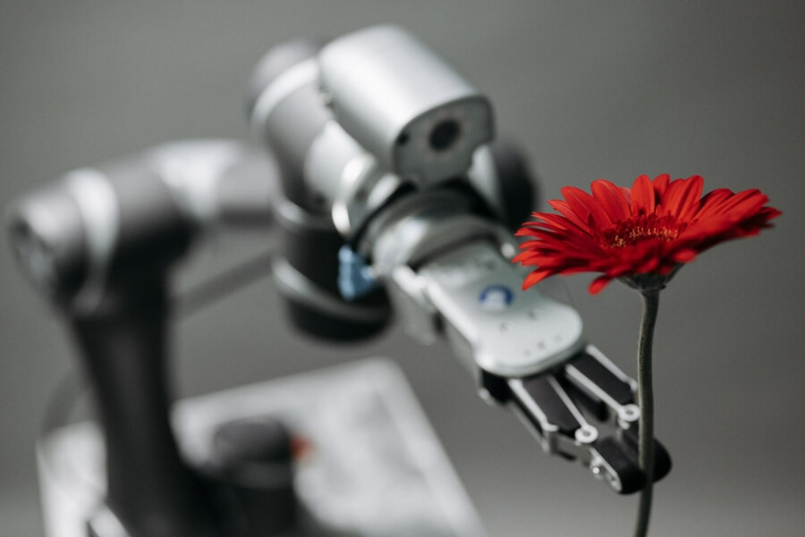 Ein Roboter-Arm hält eine Blume