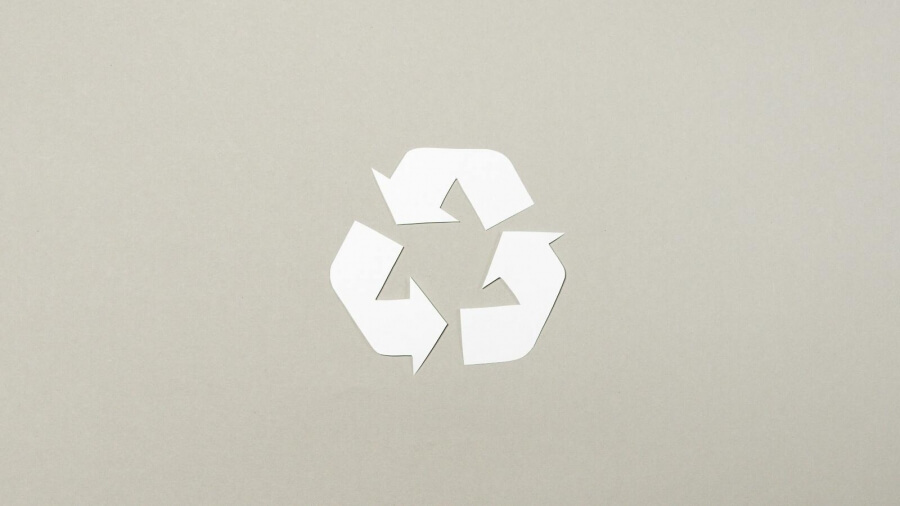 Weißes Recycling-Symbol auf braunem Grund