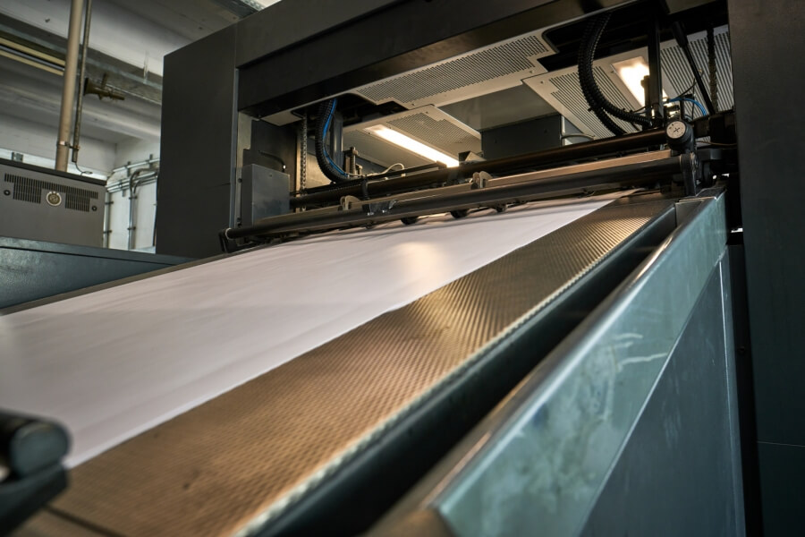 Papierbogen auf einer Druckmaschine