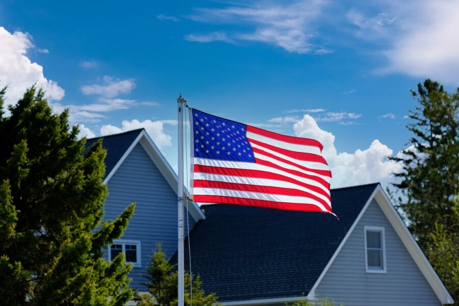 Häuser hinter USA Flagge