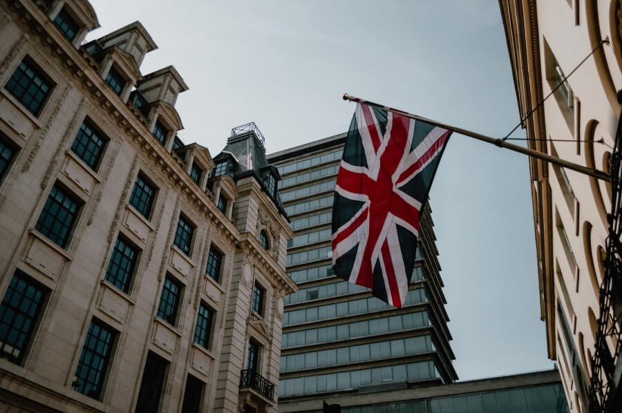 Die britische Flagge weht an einem Gebäude in London
