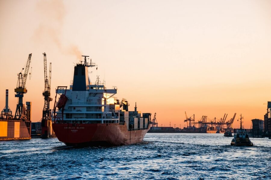 Ein Container-Schiff im Hamburger Hafen