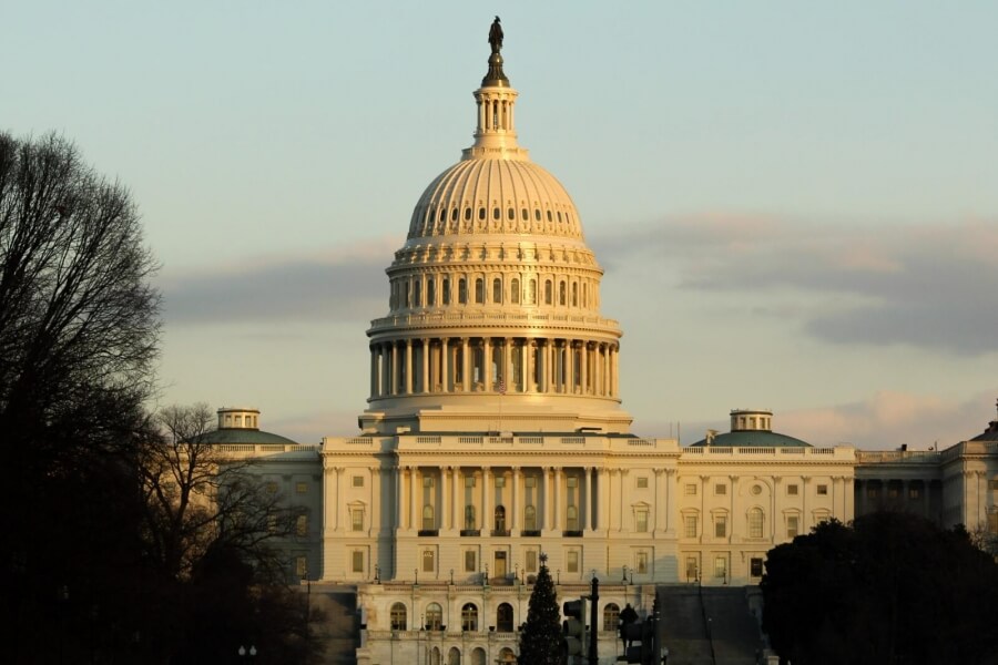Ansicht auf das sonnenbeschienene Kapitol in Washington D.C. 