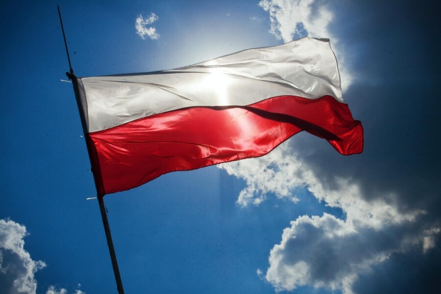 Die polnische Flagge weht im Wind