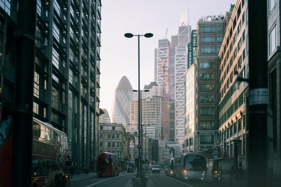 Blick durch eine neblige und befahrene Londoner Straße. Im Hintergrund: The Gerkhin