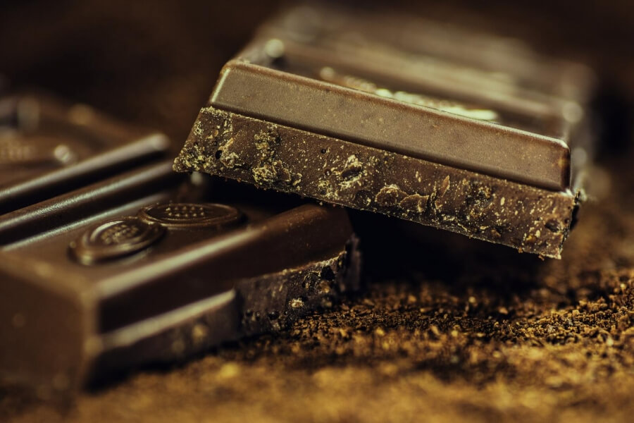 Zwei aufeinander liegende Stücken dunkler Schokolade