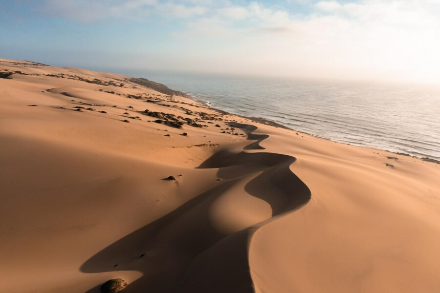 Eine Sanddüne in einer Wüstenregion am Meer