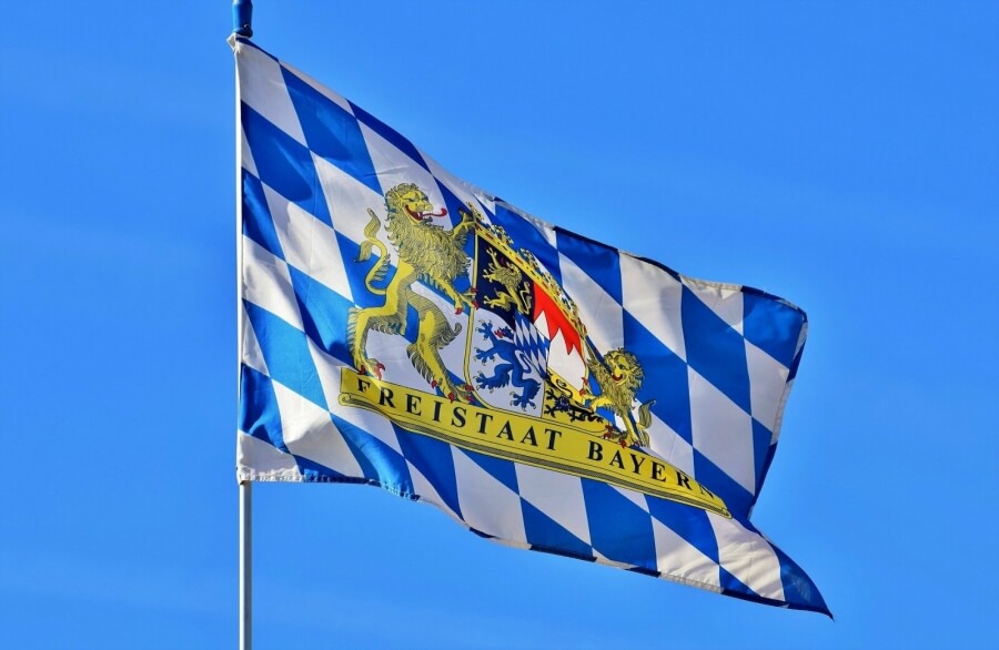 Die bayerische Flagge weht im Wind
