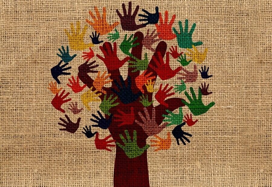 Bild von einem Baum mit vielen verschiedenfarbigen Händen, Symbol für Integration