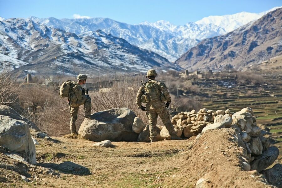 Zwei Soldaten in Afghanistan, im Hintergrund Berge