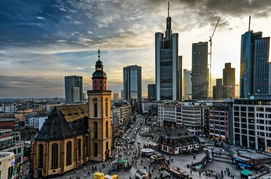 Blick auf die Innenstadt von Frankfurt am Main, im Hintergrund Wolkenkratzer der Banken