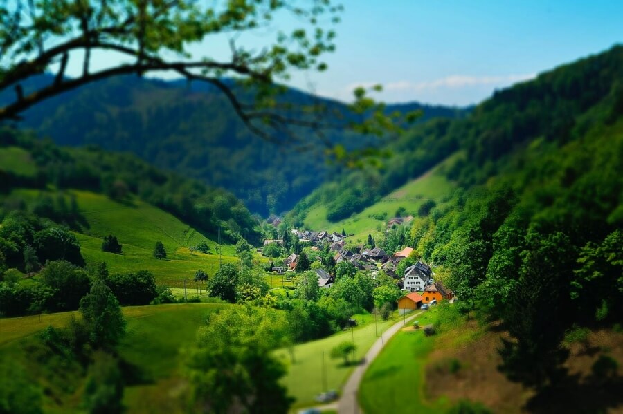 Ein Dorf in den Alpen, ringsum viel Natur und Berge