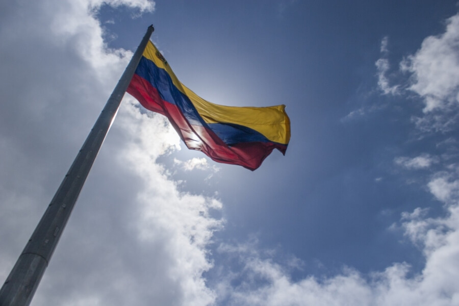 Die Flagge Venezuelas weht an einem Fahnenmast