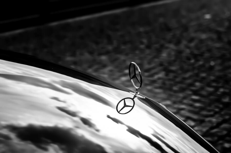 Mercedes-Stern auf schwarzer Motorhaube