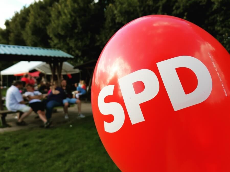Ein roter Luftballon mit Aufdruck SPD