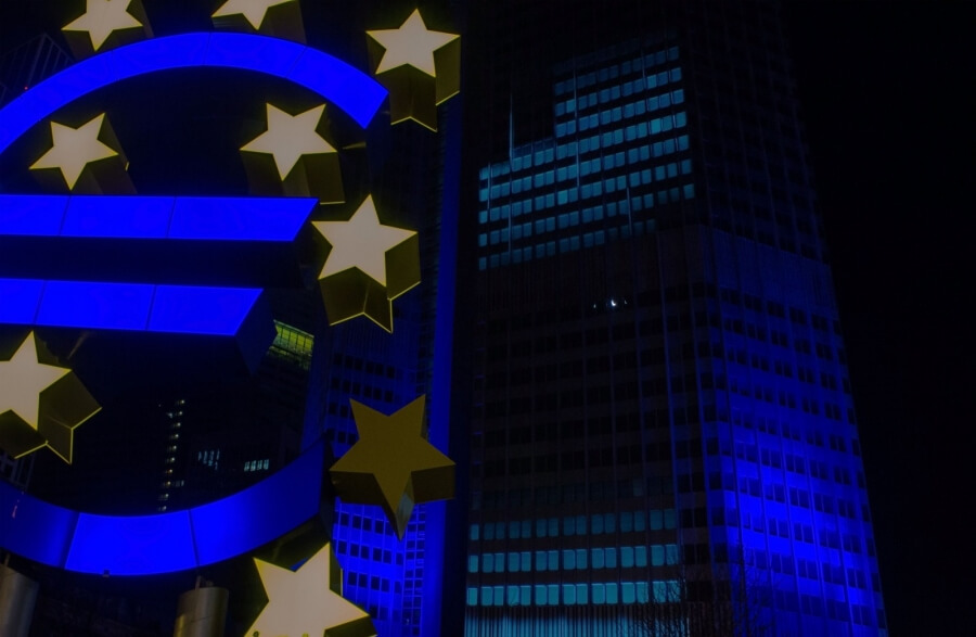 Das Euro-Symbol vor der EZB bei Nacht
