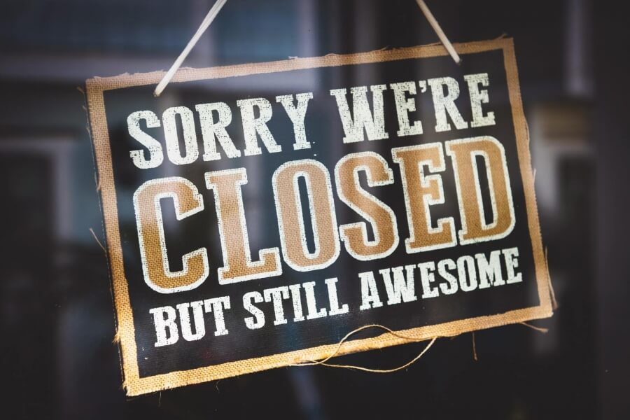 Schild mit Aufschrift "Sorry we're closed but still awesome"