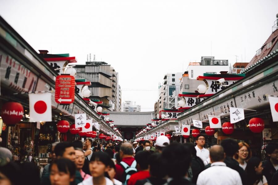 Menschen in einer Fußgängerzone in Japan