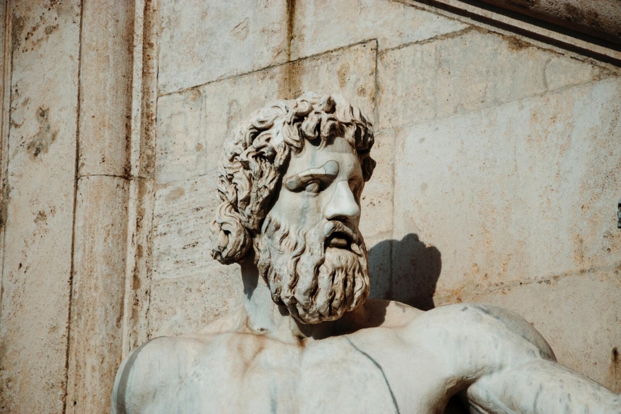 Eine Poseidon-Statue aus Marmor, nach rechts schauend