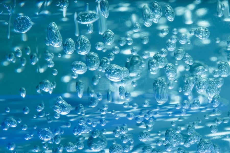 Luftblasen in blauer Flüssigkeit