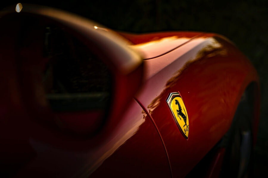 Nahansicht einer Ferrari-Karosserie mit signifikantem Pferde-Logo