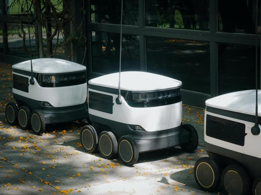 Vierrädrige Roboter für den Außendienst in einer Stadt