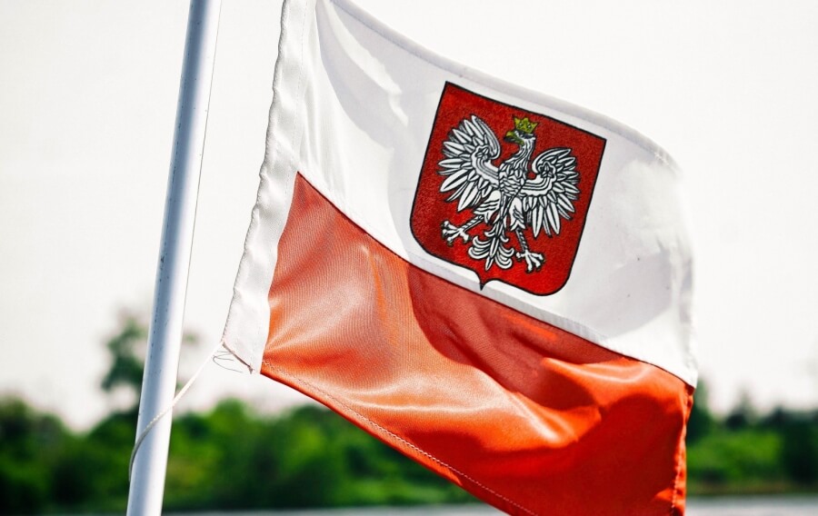 Polnische Flagge mit Wappentier Adler an einem Mast